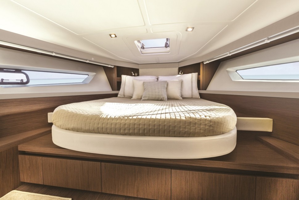 Gran-Turismo-40-Master-Cabin3