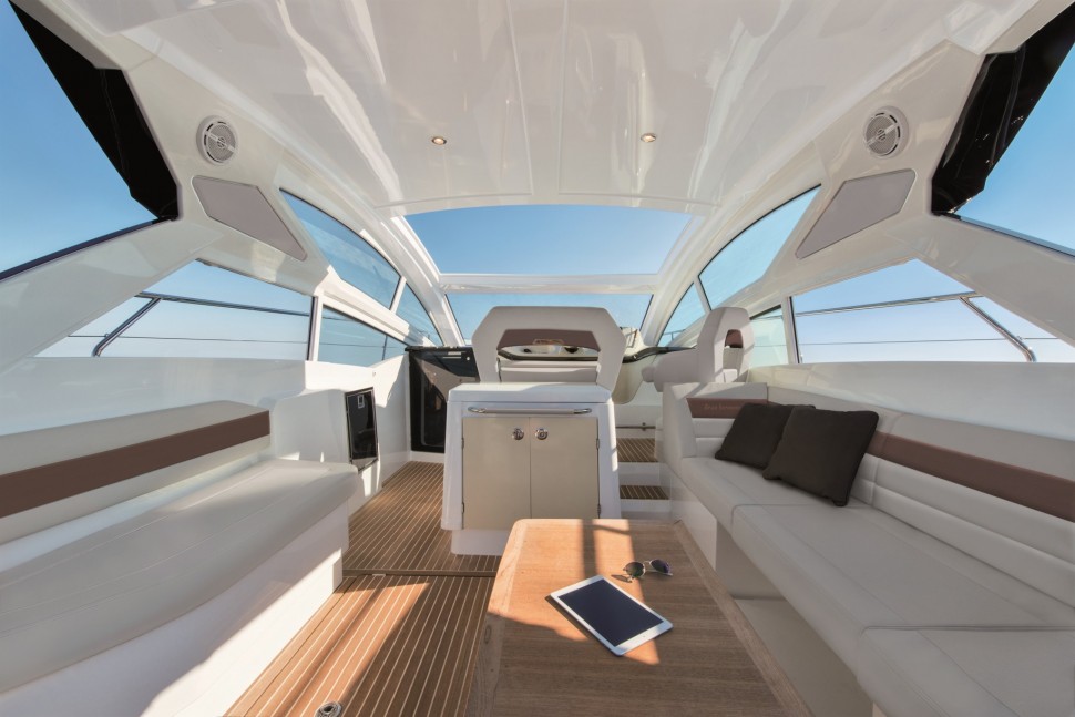 Gran-Turismo-Saloon-and-coffee-table2